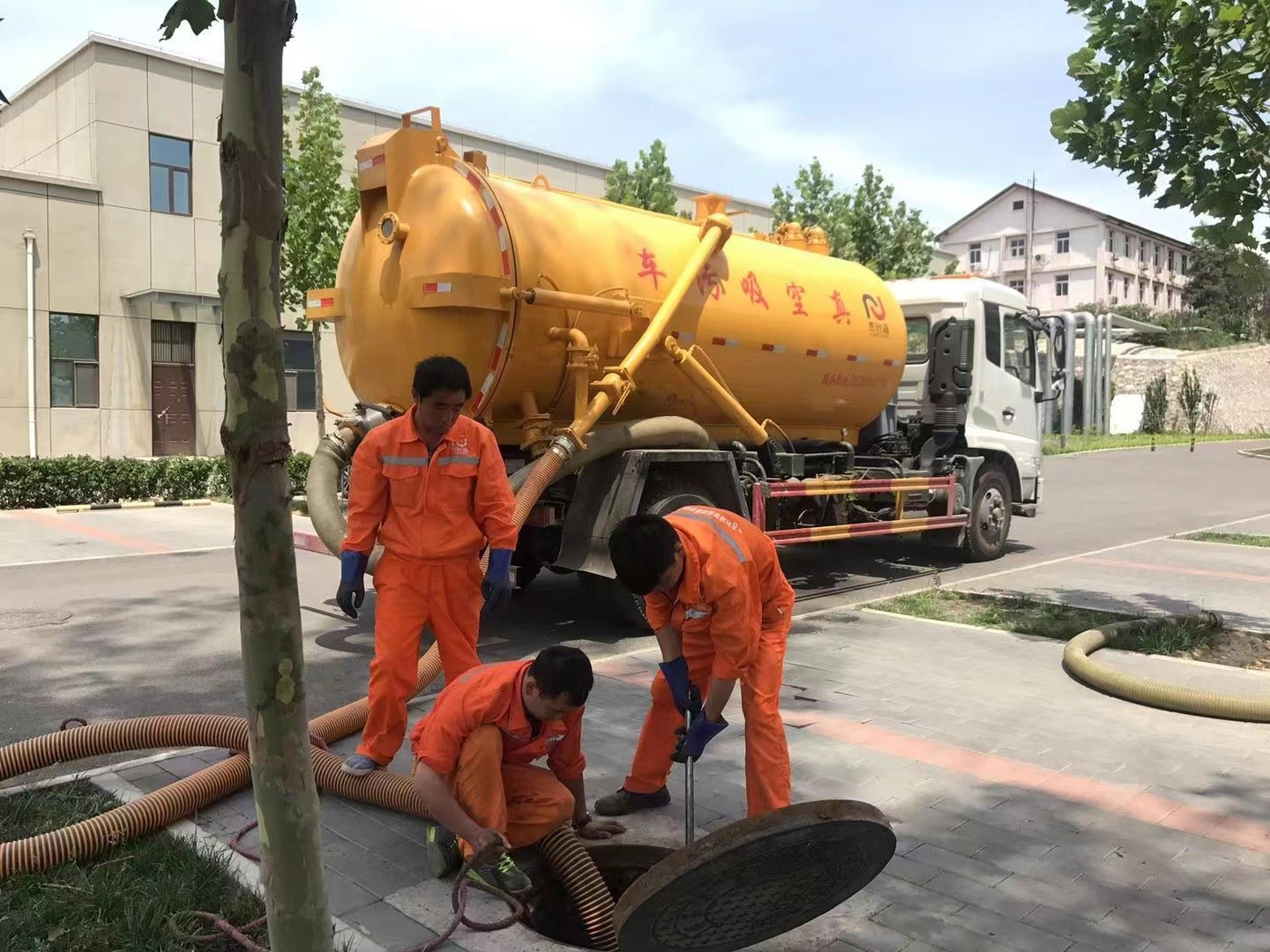 临高管道疏通车停在窨井附近