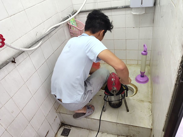 临高管道堵塞冒臭气 专业师傅现场解决问题