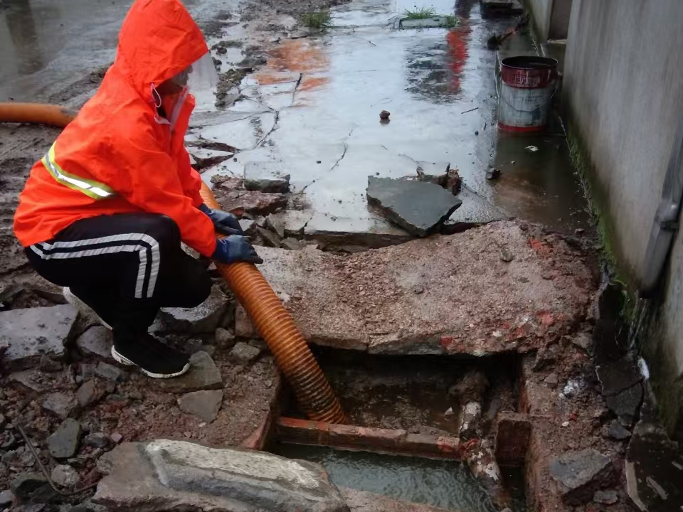 临高专业清理污水池 炜誉市政以规范流程守护城市 “肠道”