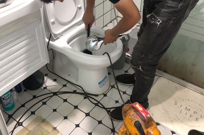 临高马桶堵塞自己疏通还是找师傅？专业上门服务让你省时更省心